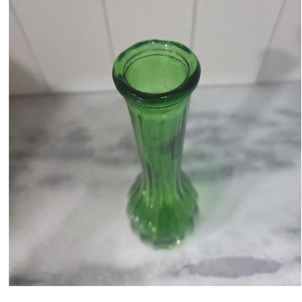 CLG‎ Co. Emerald Green Glass Bud Vase, Vintage Ribbed Flower Holder, Centerpiece